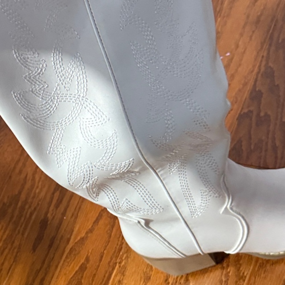 Amazon White Heeled Western Boots - Picture 2 of 4
